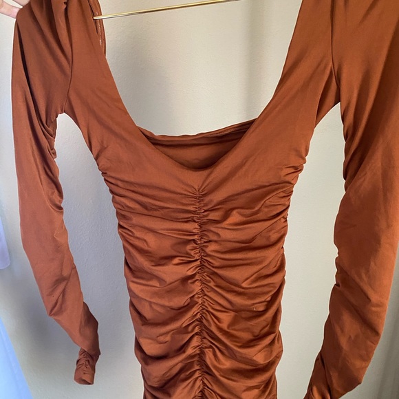 Long sleeve runched mini dress in golden brown - Picture 5 of 8